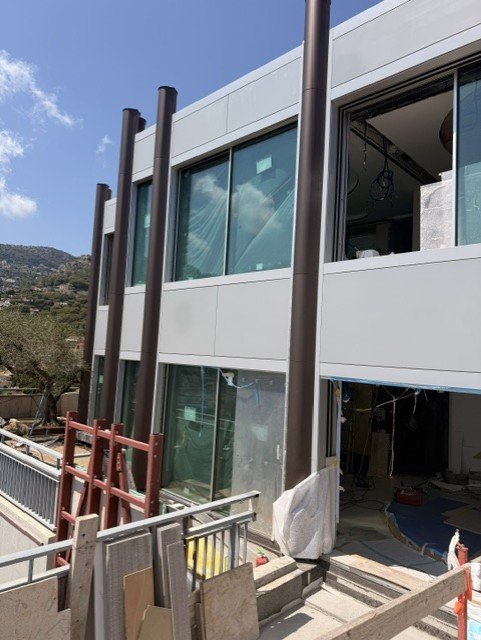 Habillage de façade en cassettes aluminium et menuiseries extérieures du duplex du Millefiori