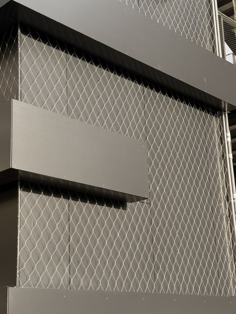 Détail de la façade ventilée : cassettes Alucobond et grille métallique déployée