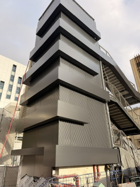 Volumes en encorbellement de la passerelle de Fontvieille revêtus de cassettes Alucobond