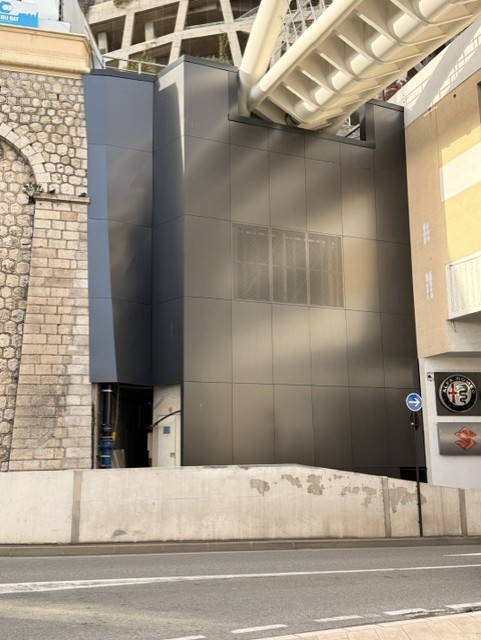 Façade en panneaux Alucobond de la passerelle de Fontvieille en pied d'ouvrage