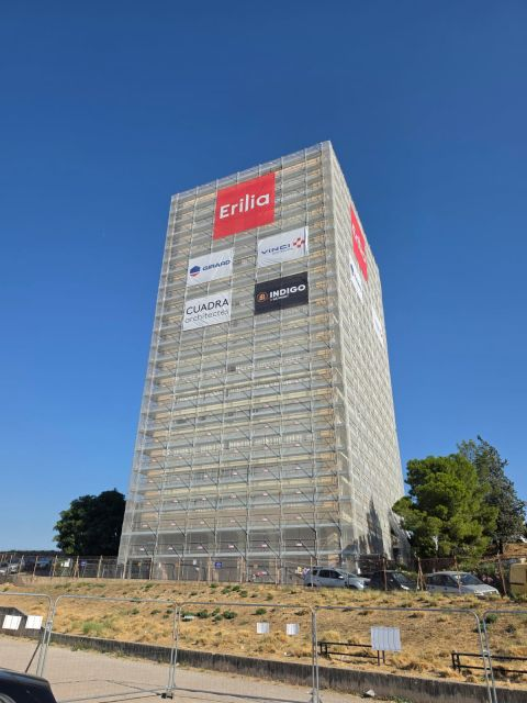 Tour B de la résidence Cap Janet à Marseille habillée des logos Erilia — chantier Indigo Bâtiment