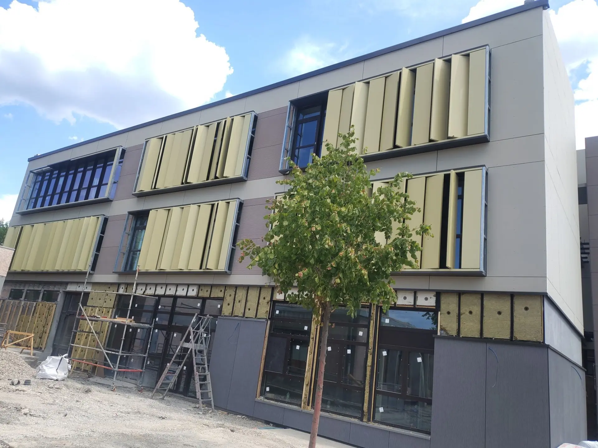 Chantier – Groupe scolaire Le Colombier, Manosque (04) : bardage et isolation