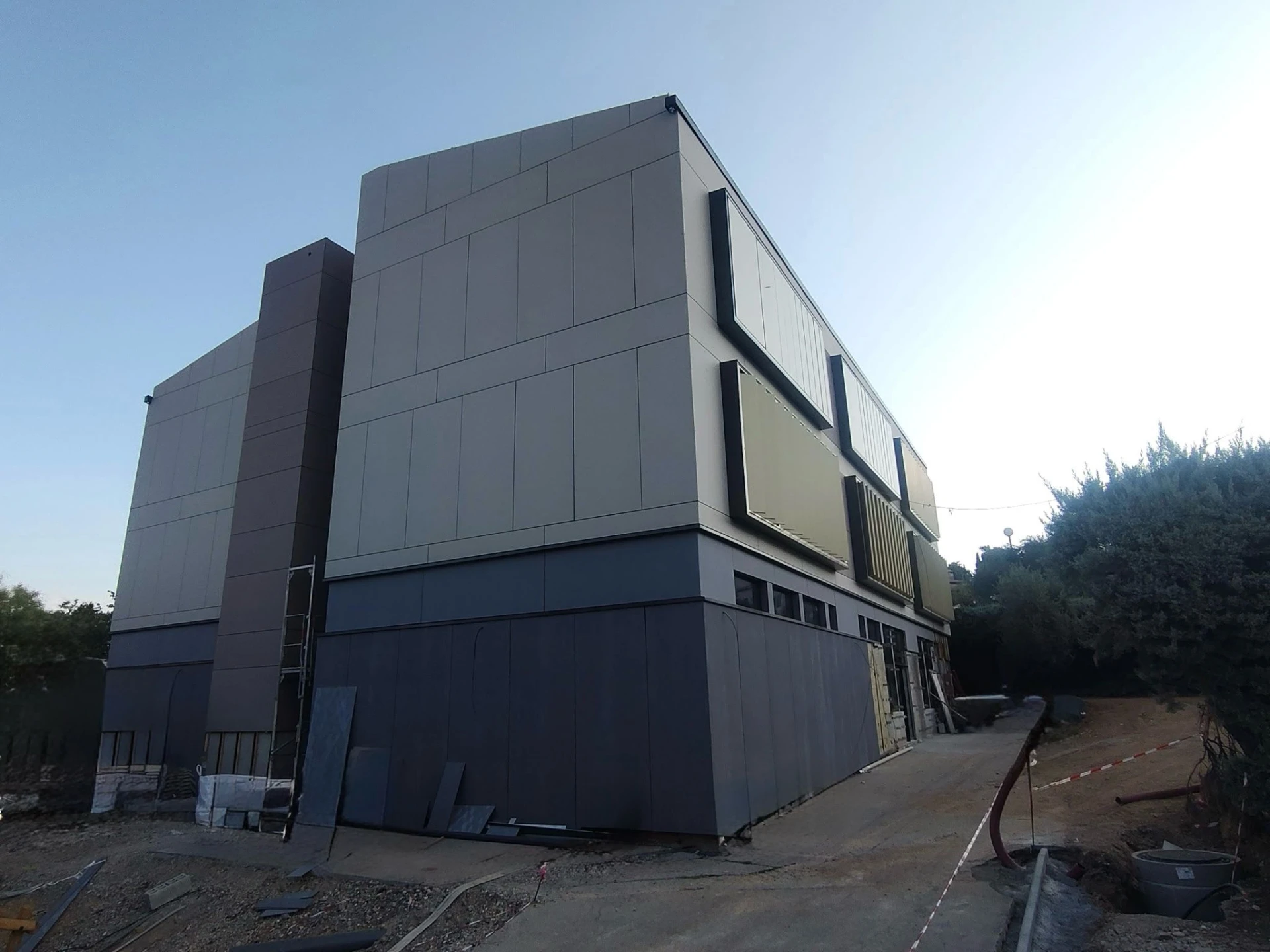 Vue d'angle des façades du groupe scolaire Le Colombier, jeu de teintes sur le bardage ventilé