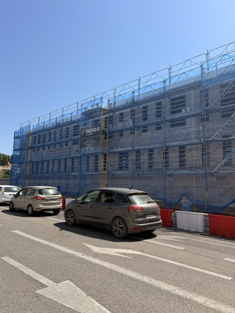 Façade de l'Hôtel de police d'Avignon sous échafaudage pendant les travaux de parement Indigo Bâtiment