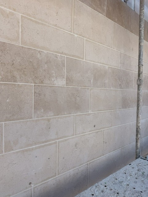 Détail des joints du parement en pierre naturelle collée sur béton banché