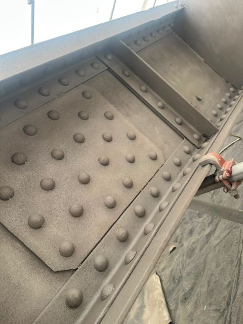 Détail des assemblages rivetés du pont de Baratier après préparation de surface Sa 2½