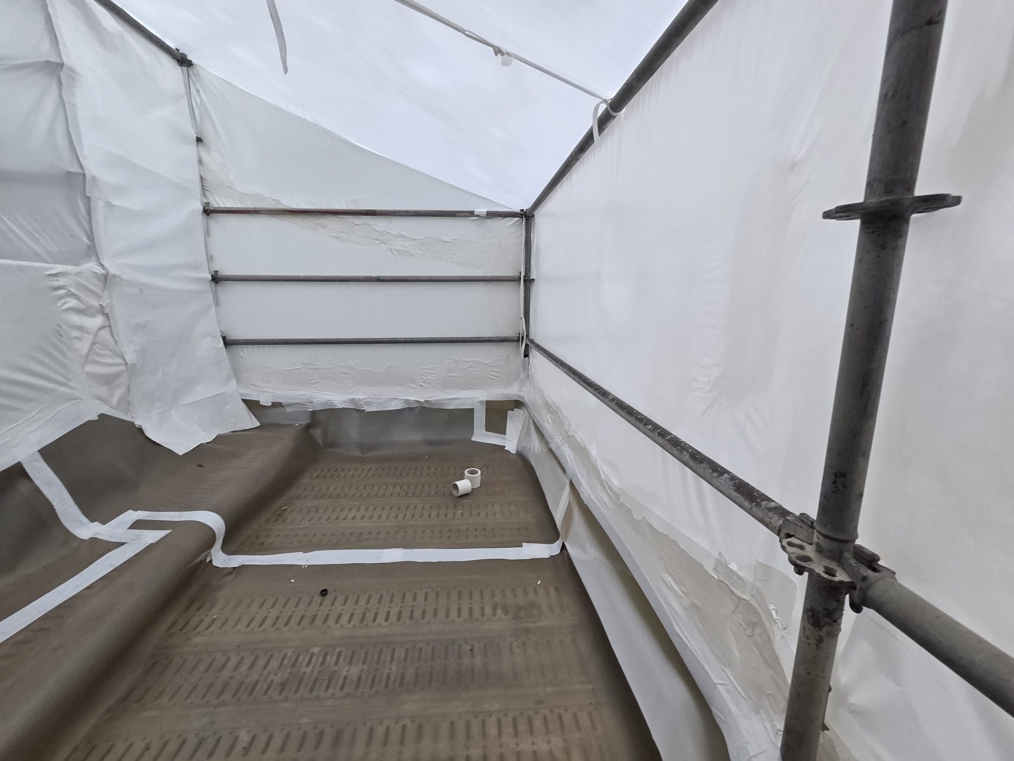 Intérieur du confinement du Pont du Biaret : échafaudage, bâches et planchers étanches