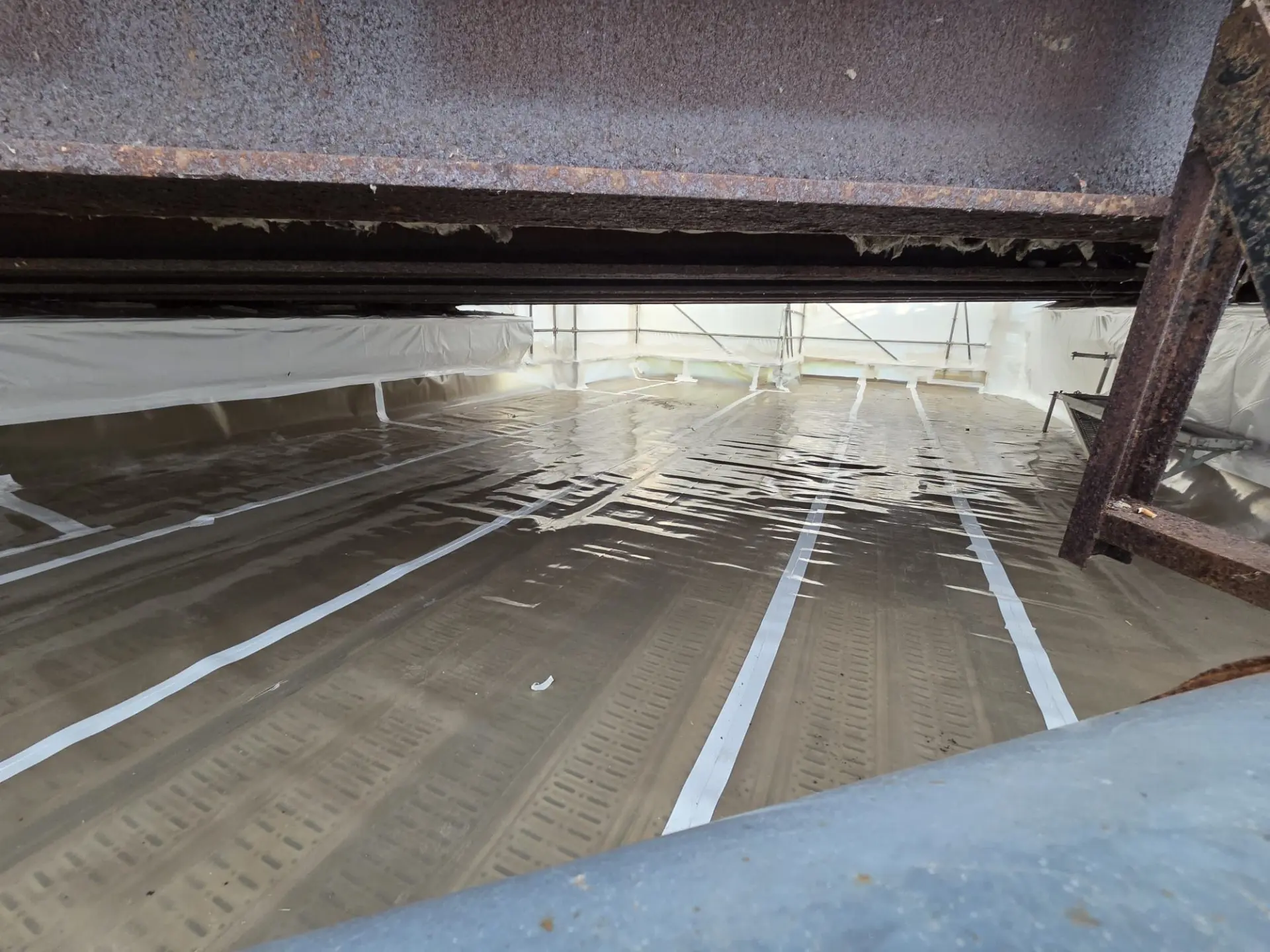 Poutres métalliques HEB du Pont du Biaret avant décapage, sous confinement étanche