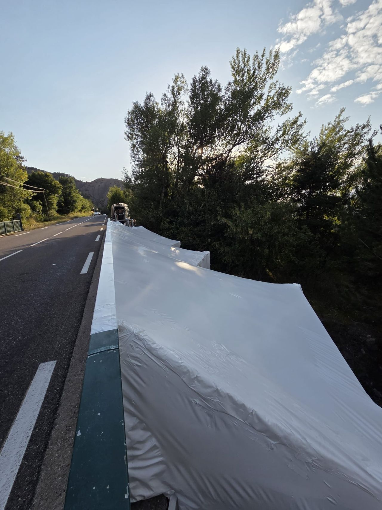 Confinement du Pont du Biaret vu depuis la chaussée, circulation maintenue