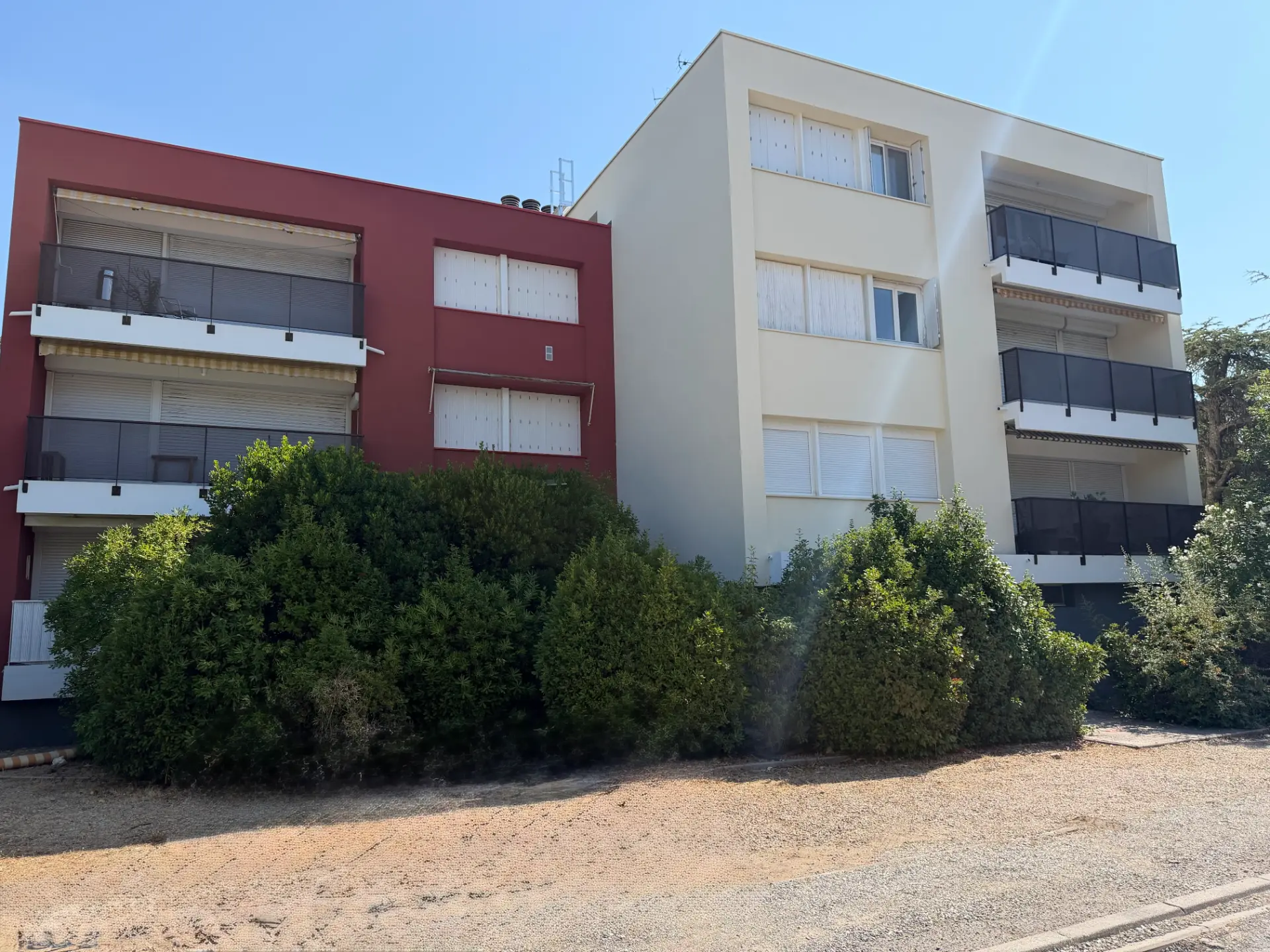 Façades bicolore rouge et crème après rénovation ITE en Région SUD