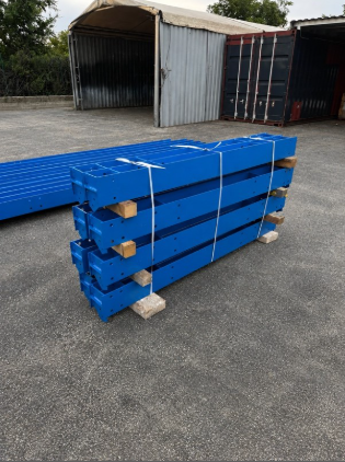 Poutres métalliques peintes, sanglées et conditionnées avant expédition sur chantier