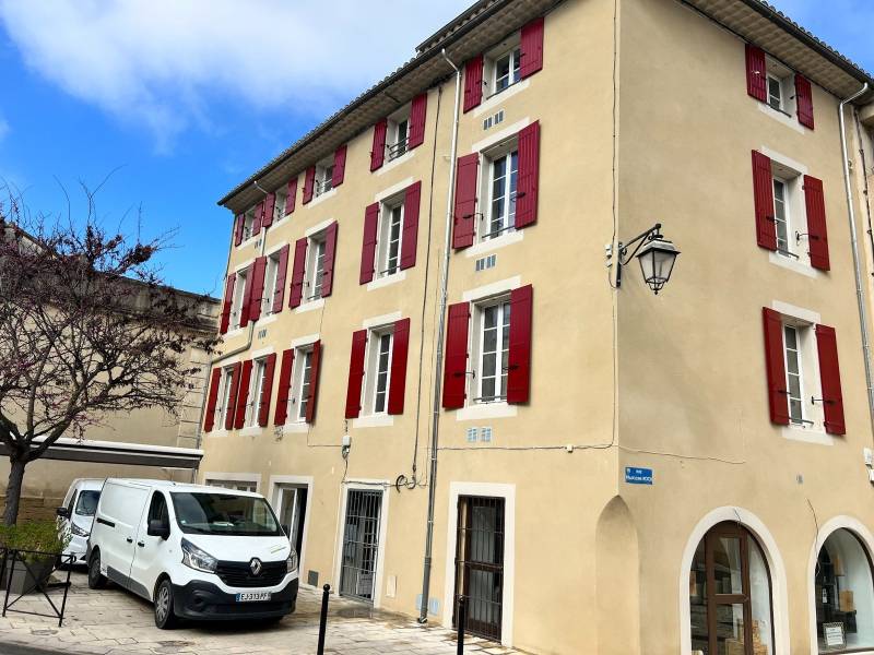Application d’un enduit hydraulique projeté sur façade en rénovation à Orange (Vaucluse).