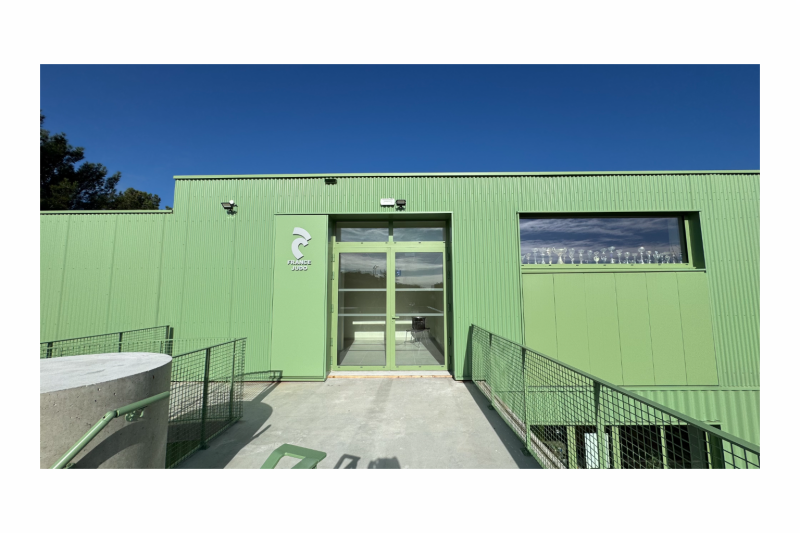 Façade après travaux Rénovation énergétique avec bardage métallique isolé – Villeneuve-lès-Avignon (30) | INDIGO BÂTIMENT