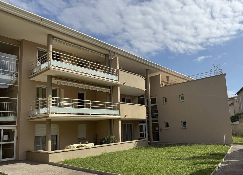 Ravalement de façades copropriété Résidence Le Concerto à Châteaurenard – lavage HP, traitement fissures et finition D3 taloché par Indigo Bâtiment QUALIBAT 6121.