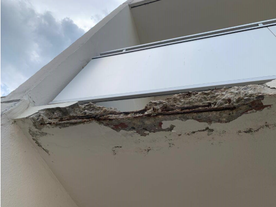 Avant — nez de balcon dégradé, béton éclaté et armatures corrodées
