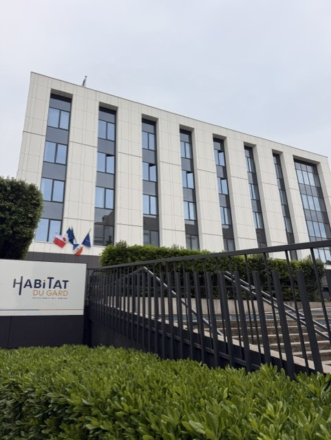 Siège d'Habitat du Gard à Nîmes habillé d'un bardage fibres-ciment Eternit teinte claire