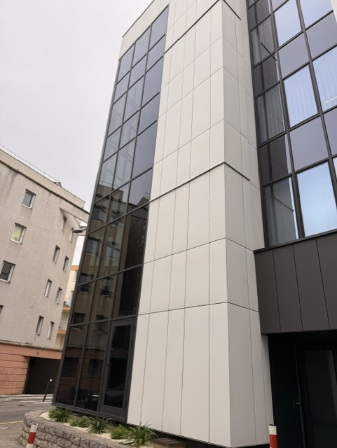 Angle vitré et panneaux fibres-ciment Eternit sur la façade du siège d'Habitat du Gard