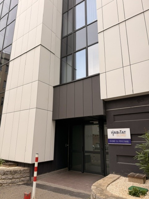 Entrée du personnel intégrée au bardage ventilé fibres-ciment