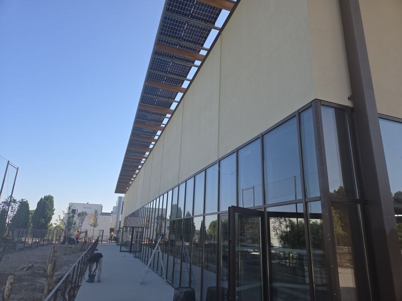 Façade du centre aquatique Olivier Pleindoux à Châteaurenard après les travaux d’Indigo Bâtiment