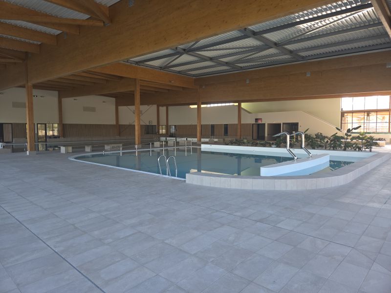 Vue des bassins du centre aquatique Olivier Pleindoux à Châteaurenard