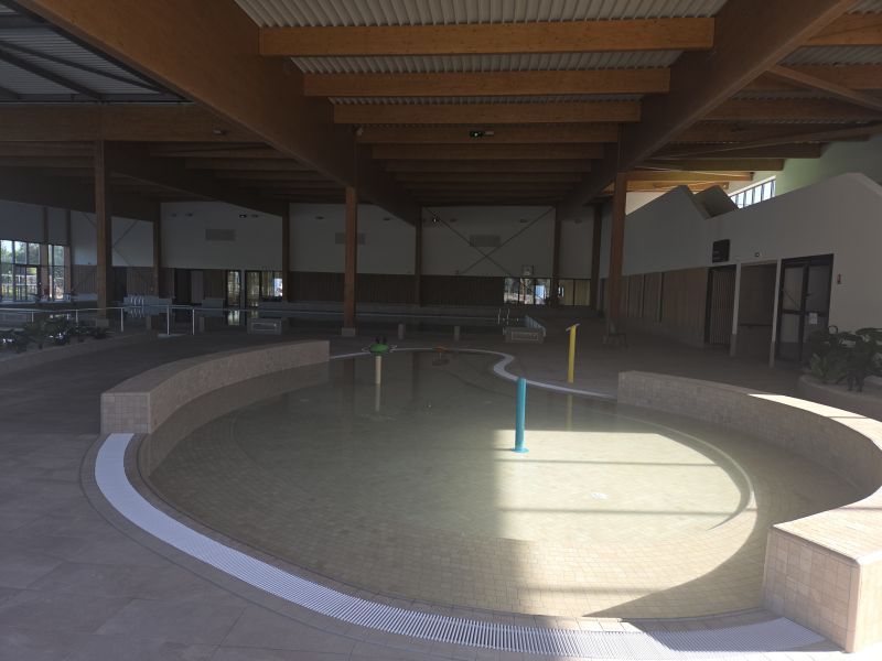 Vue intérieure du centre aquatique Olivier Pleindoux en fin de chantier