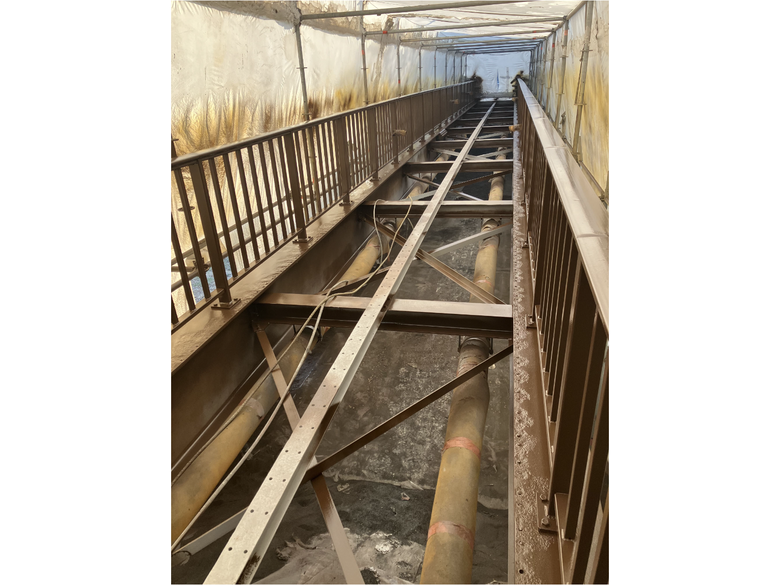 Ravalement à Baume de Venise — Décapage par sablage de la passerelle sur la Salette à Baume