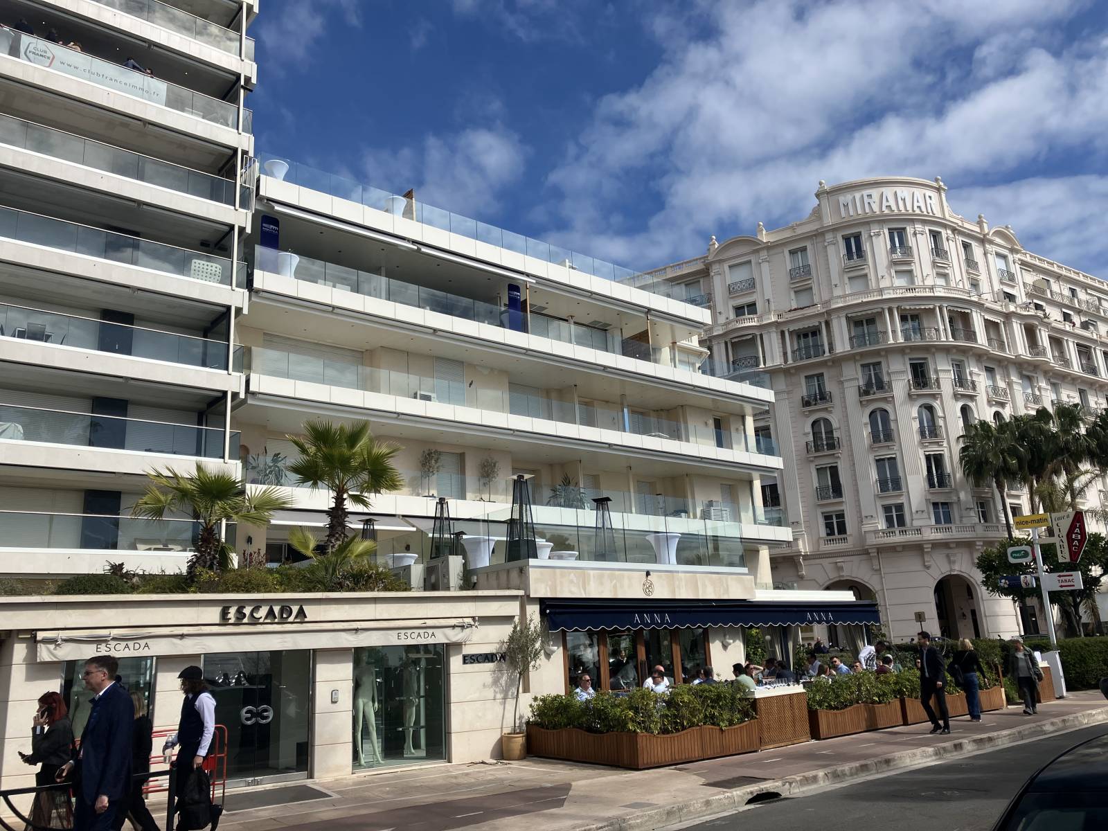 Ravalement à Cannes — Habillage en aluminium thermolaqué des nez de plancher à Can