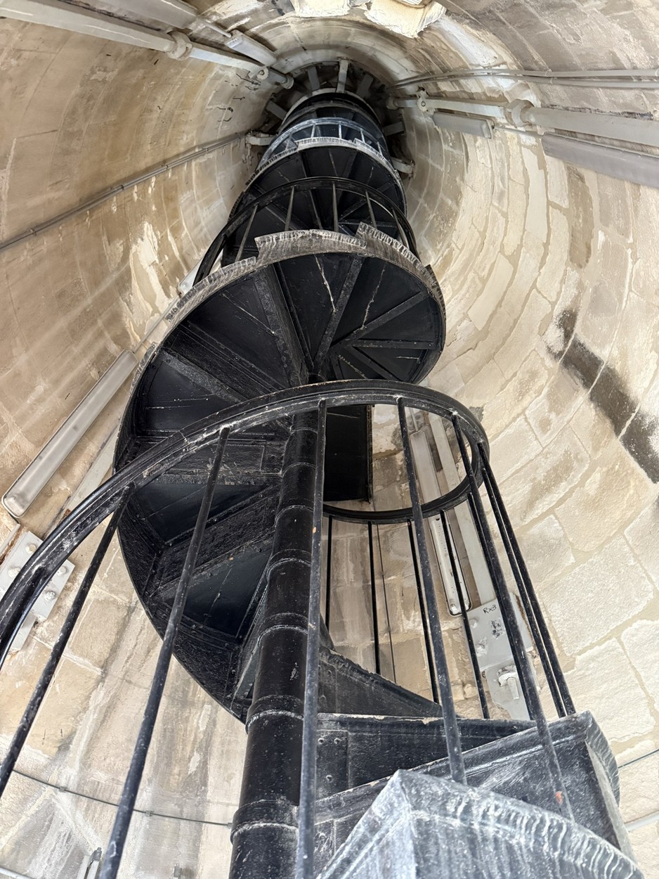 Escalier hélicoïdal métallique intérieur de Notre-Dame de la Garde avant travaux de déplombage