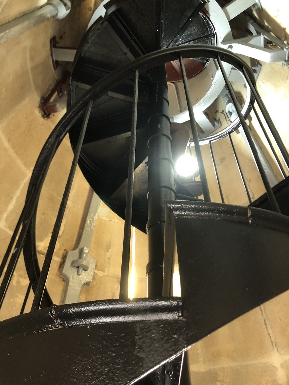 Escalier de Notre-Dame de la Garde après remise en peinture — finition noire