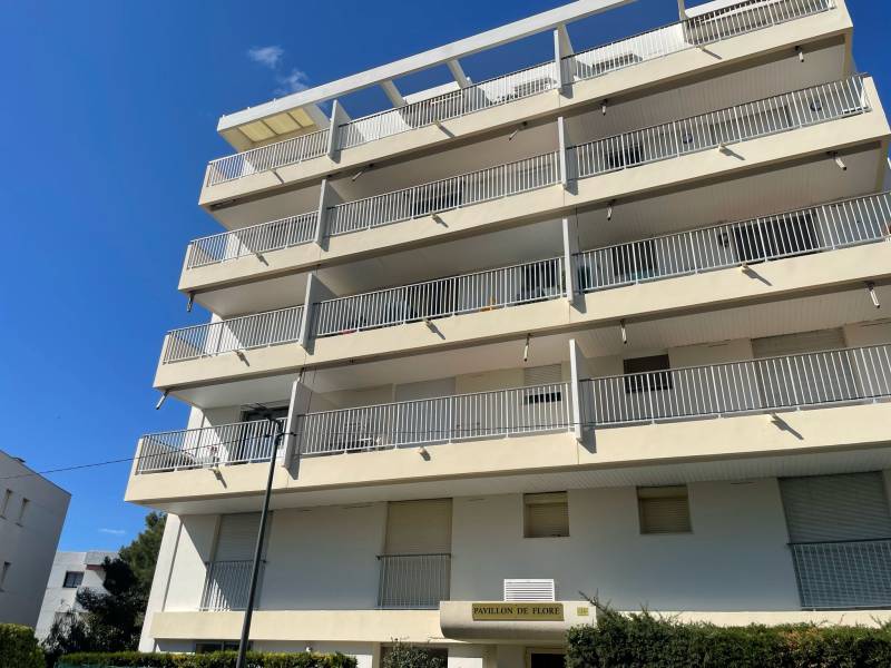 Peinture à Antibes — Nettoyage et réparation de façade avec mise en peinture type