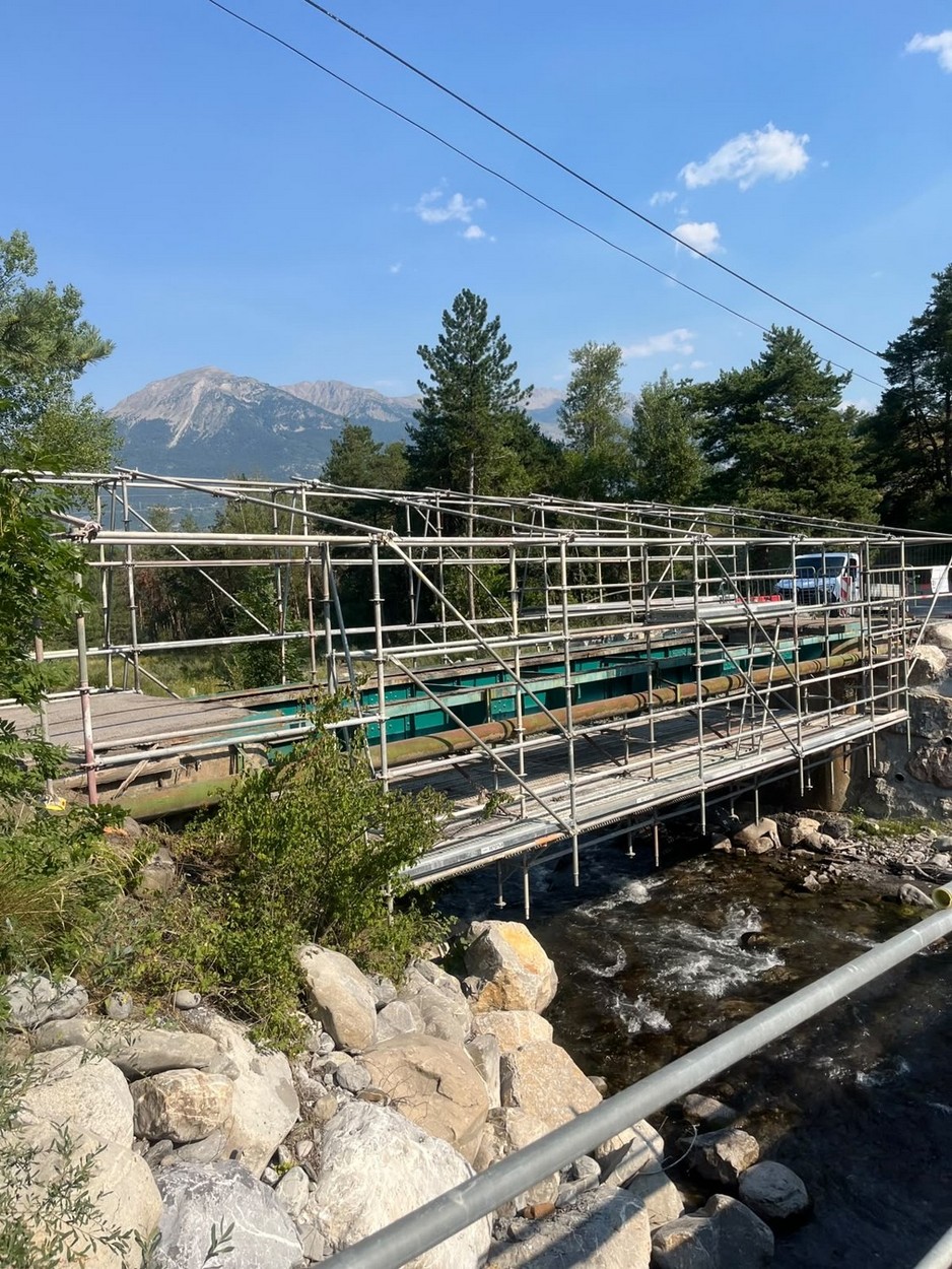 Tablier métallique riveté du Pont de l'Usine à Baratier avant travaux, sous échafaudage