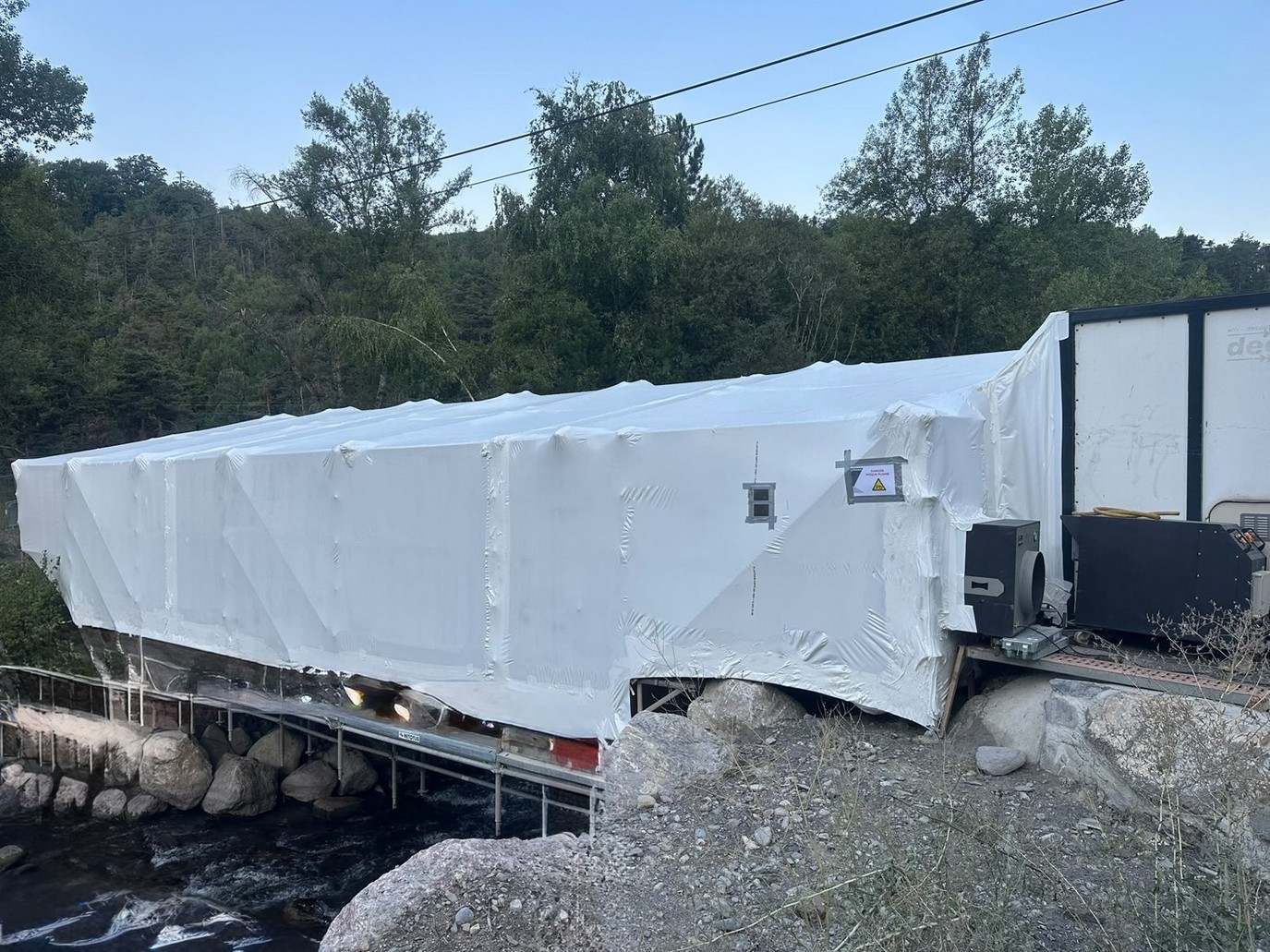 Confinement thermobâché du tablier pour décapage plomb au-dessus du torrent de Vachères
