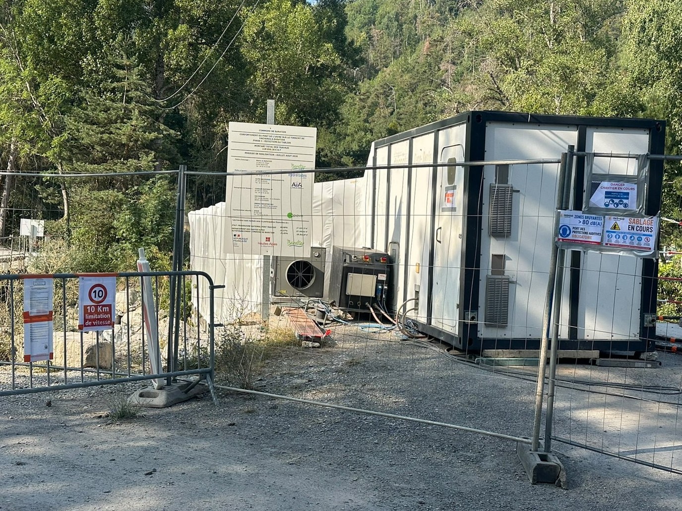 Installations de chantier : sas de décontamination plomb et dépoussiéreur
