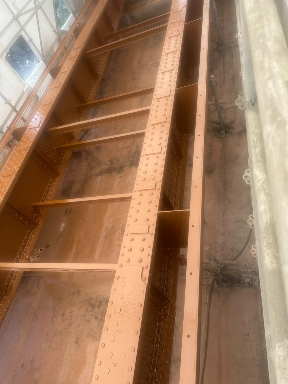 Détail de la charpente rivetée du Pont de l'Usine après finition polyuréthane