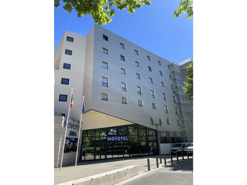 Bardage à Pose de bardage céramique avec fixations invisibles sur ossature aluminium du Novotel Atria à Nîmes — photo chantie