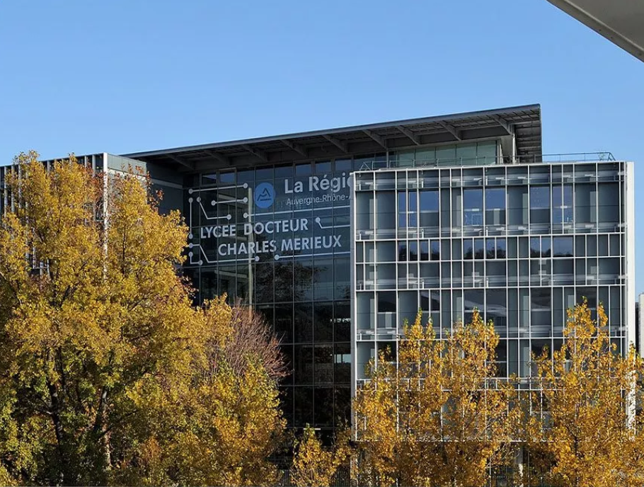 Bardage à Lyon — Pose de bardage en cassette aluminium sur MOB et lames brise
