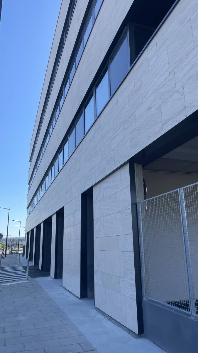 Bardage à Avignon — Pose de bardage pierre pour l’immeuble de bureaux Confluence