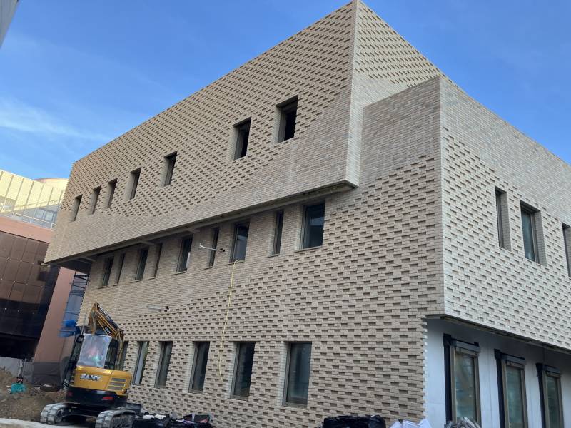 Bardage (13) — Pose de briques de terre cuite en double mur à Marseille (13