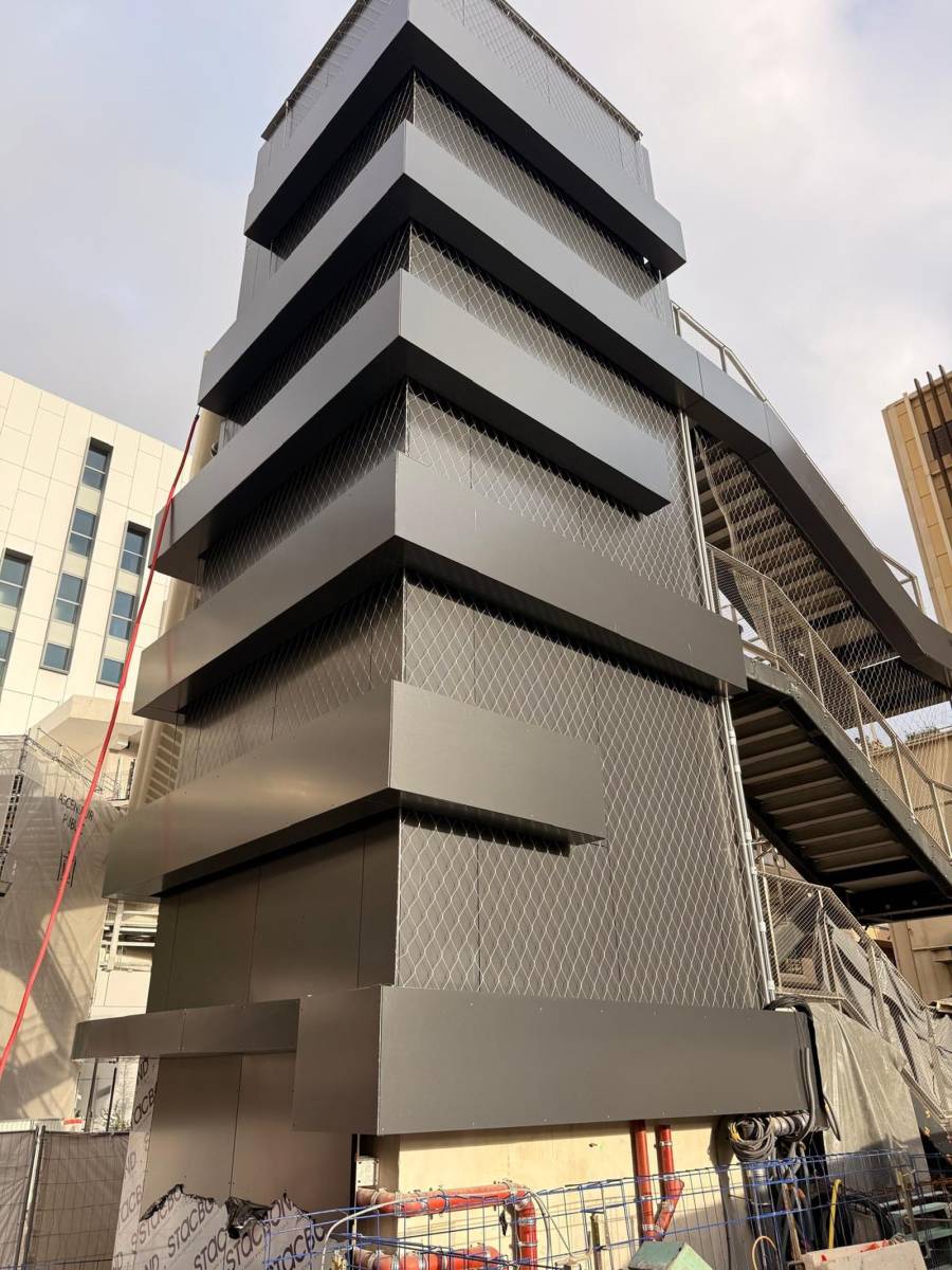 Bardage à Ilot pasteur Monaco — Projet de pose de bardage en aluminium perforé sur la passer
