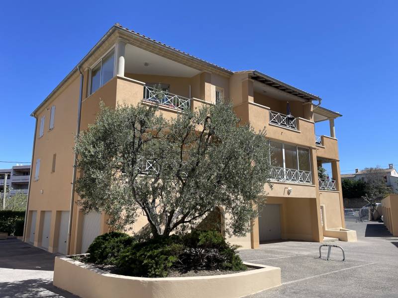 Ravalement à Ravalement de façade avec revêtement d’imperméabilité de la Villa Toscane à Salon-de-Provence — Ravalement de fa