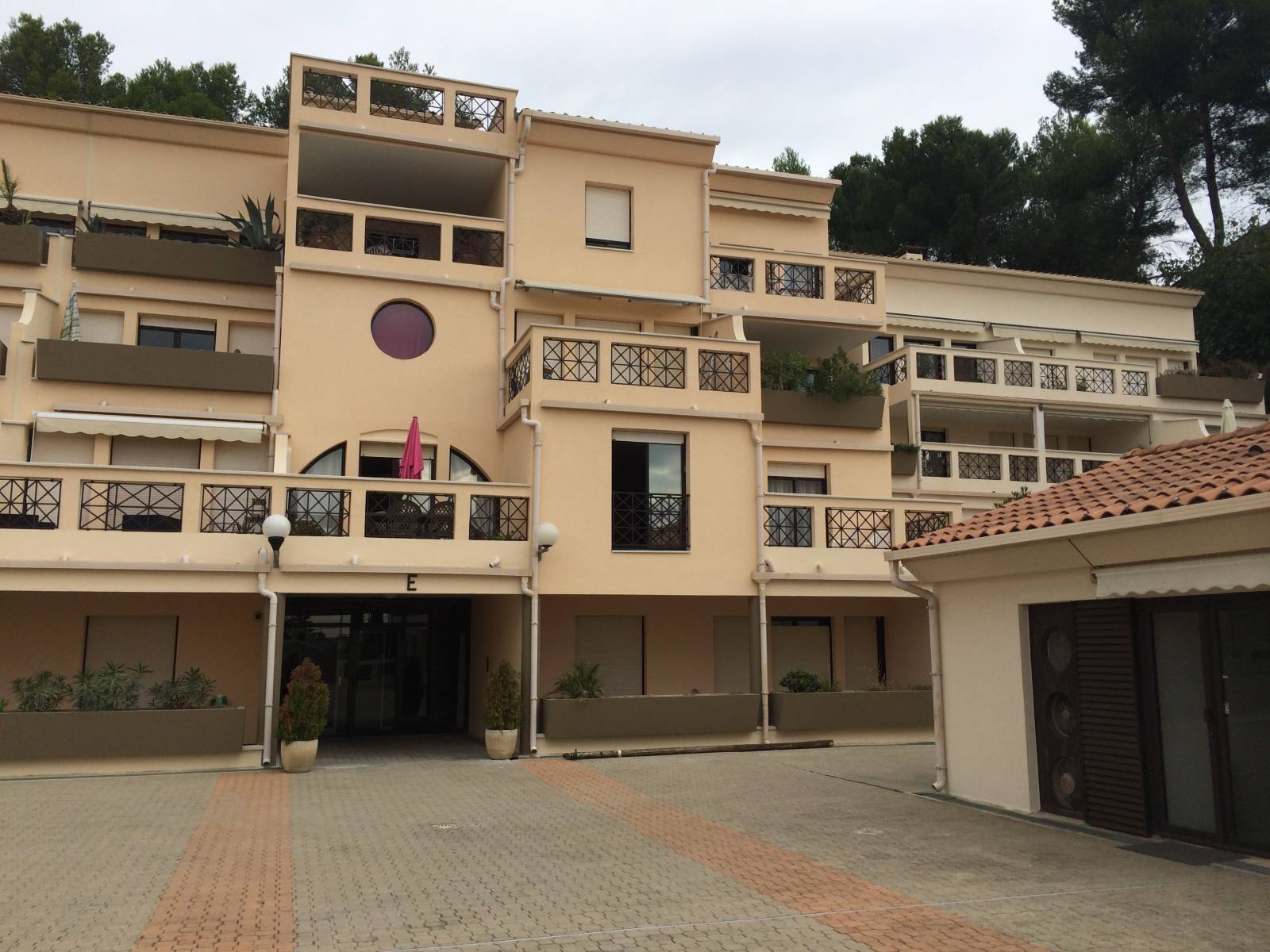Ravalement à Montpellier — Ravalement d'une façade d'immeuble de copropriété à Montpell
